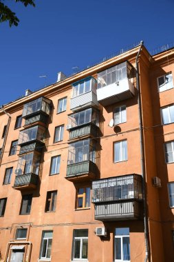 Stalin tarzında eski Sovyetler Birliği evlerinin mimarisi. Rusya 'da eski bir konut binasının dış cephesi