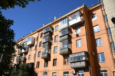 Stalin tarzında eski Sovyetler Birliği evlerinin mimarisi. Rusya 'da eski bir konut binasının dış cephesi