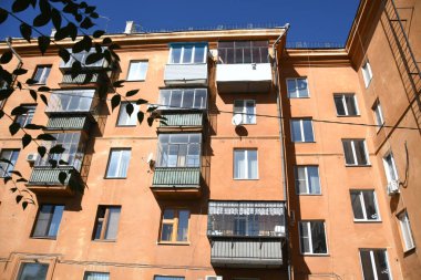 Stalin tarzında eski Sovyetler Birliği evlerinin mimarisi. Rusya 'da eski bir konut binasının dış cephesi