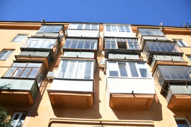 Stalin tarzında eski Sovyetler Birliği evlerinin mimarisi. Rusya 'da eski bir konut binasının dış cephesi