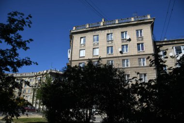Stalin tarzında eski Sovyetler Birliği evlerinin mimarisi. Rusya 'da eski bir konut binasının dış cephesi