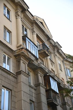 Stalin tarzında eski Sovyetler Birliği evlerinin mimarisi. Rusya 'da eski bir konut binasının dış cephesi