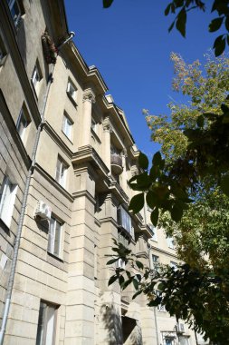 Stalin tarzında eski Sovyetler Birliği evlerinin mimarisi. Rusya 'da eski bir konut binasının dış cephesi