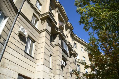 Stalin tarzında eski Sovyetler Birliği evlerinin mimarisi. Rusya 'da eski bir konut binasının dış cephesi