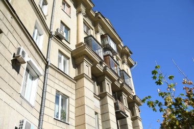 Stalin tarzında eski Sovyetler Birliği evlerinin mimarisi. Rusya 'da eski bir konut binasının dış cephesi