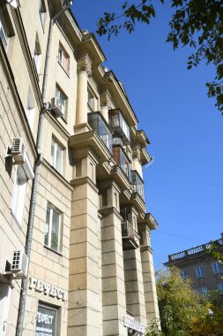 Stalin tarzında eski Sovyetler Birliği evlerinin mimarisi. Rusya 'da eski bir konut binasının dış cephesi