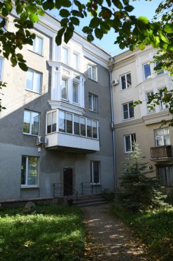 Stalin tarzında eski Sovyetler Birliği evlerinin mimarisi. Rusya 'da eski bir konut binasının dış cephesi