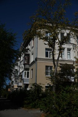 Stalin tarzında eski Sovyetler Birliği evlerinin mimarisi. Rusya 'da eski bir konut binasının dış cephesi