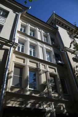 Stalin tarzında eski Sovyetler Birliği evlerinin mimarisi. Rusya 'da eski bir konut binasının dış cephesi