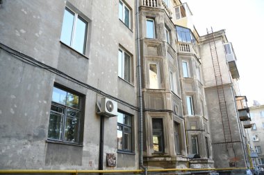 Stalin tarzında eski Sovyetler Birliği evlerinin mimarisi. Rusya 'da eski bir konut binasının dış cephesi