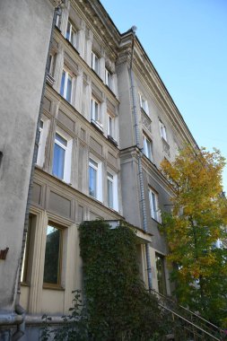 Stalin tarzında eski Sovyetler Birliği evlerinin mimarisi. Rusya 'da eski bir konut binasının dış cephesi