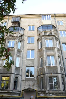 Stalin tarzında eski Sovyetler Birliği evlerinin mimarisi. Rusya 'da eski bir konut binasının dış cephesi