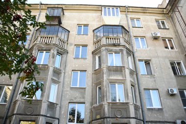 Stalin tarzında eski Sovyetler Birliği evlerinin mimarisi. Rusya 'da eski bir konut binasının dış cephesi