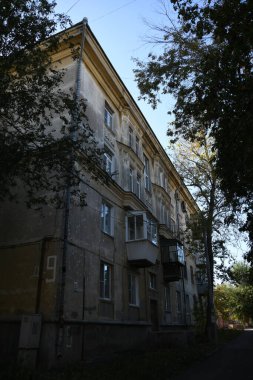 Stalin tarzında eski Sovyetler Birliği evlerinin mimarisi. Rusya 'da eski bir konut binasının dış cephesi