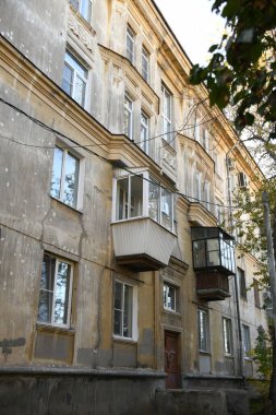 Stalin tarzında eski Sovyetler Birliği evlerinin mimarisi. Rusya 'da eski bir konut binasının dış cephesi