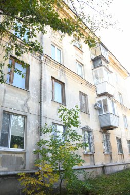 Stalin tarzında eski Sovyetler Birliği evlerinin mimarisi. Rusya 'da eski bir konut binasının dış cephesi