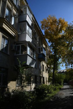 Stalin tarzında eski Sovyetler Birliği evlerinin mimarisi. Rusya 'da eski bir konut binasının dış cephesi