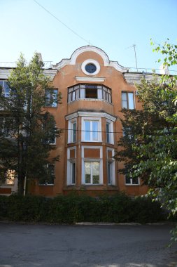 Stalin tarzında eski Sovyetler Birliği evlerinin mimarisi. Rusya 'da eski bir konut binasının dış cephesi