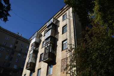 Stalin tarzında eski Sovyetler Birliği evlerinin mimarisi. Rusya 'da eski bir konut binasının dış cephesi