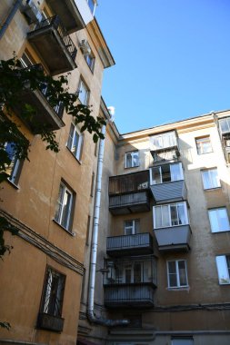 Stalin tarzında eski Sovyetler Birliği evlerinin mimarisi. Rusya 'da eski bir konut binasının dış cephesi