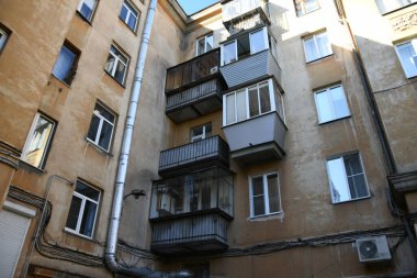 Stalin tarzında eski Sovyetler Birliği evlerinin mimarisi. Rusya 'da eski bir konut binasının dış cephesi