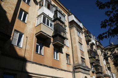 Stalin tarzında eski Sovyetler Birliği evlerinin mimarisi. Rusya 'da eski bir konut binasının dış cephesi