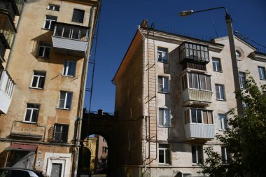 Stalin tarzında eski Sovyetler Birliği evlerinin mimarisi. Rusya 'da eski bir konut binasının dış cephesi