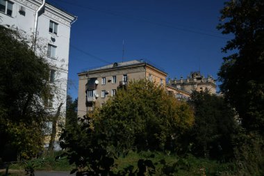 Stalin tarzında eski Sovyetler Birliği evlerinin mimarisi. Rusya 'da eski bir konut binasının dış cephesi