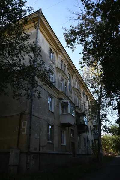 Stalin tarzında eski Sovyetler Birliği evlerinin mimarisi. Rusya 'da eski bir konut binasının dış cephesi