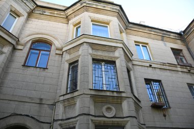 Stalin tarzında eski Sovyetler Birliği evlerinin mimarisi. Rusya 'da eski bir konut binasının dış cephesi