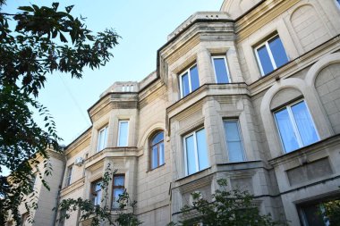 Stalin tarzında eski Sovyetler Birliği evlerinin mimarisi. Rusya 'da eski bir konut binasının dış cephesi