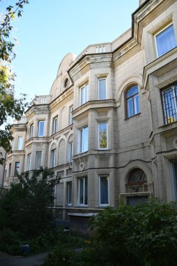 Stalin tarzında eski Sovyetler Birliği evlerinin mimarisi. Rusya 'da eski bir konut binasının dış cephesi