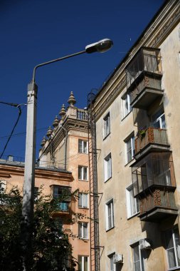 Stalin tarzında eski Sovyetler Birliği evlerinin mimarisi. Rusya 'da eski bir konut binasının dış cephesi