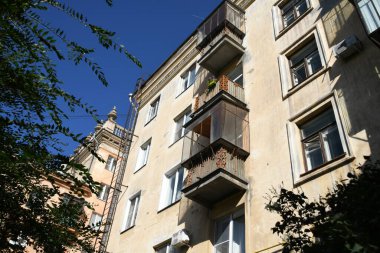 Stalin tarzında eski Sovyetler Birliği evlerinin mimarisi. Rusya 'da eski bir konut binasının dış cephesi