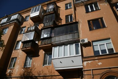 Stalin tarzında eski Sovyetler Birliği evlerinin mimarisi. Rusya 'da eski bir konut binasının dış cephesi