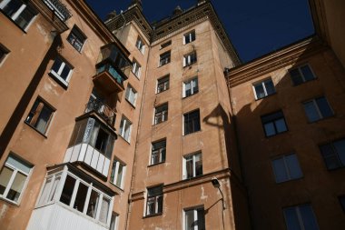 Stalin tarzında eski Sovyetler Birliği evlerinin mimarisi. Rusya 'da eski bir konut binasının dış cephesi