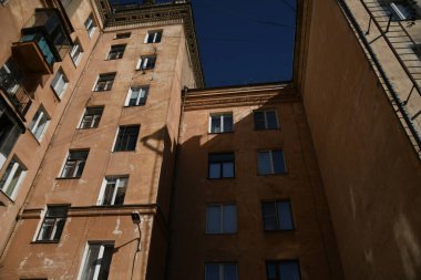 Stalin tarzında eski Sovyetler Birliği evlerinin mimarisi. Rusya 'da eski bir konut binasının dış cephesi