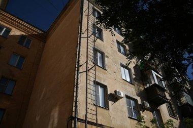 Stalin tarzında eski Sovyetler Birliği evlerinin mimarisi. Rusya 'da eski bir konut binasının dış cephesi