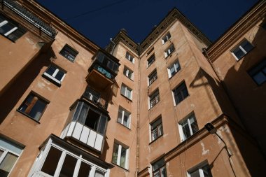 Stalin tarzında eski Sovyetler Birliği evlerinin mimarisi. Rusya 'da eski bir konut binasının dış cephesi