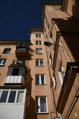 Stalin tarzında eski Sovyetler Birliği evlerinin mimarisi. Rusya 'da eski bir konut binasının dış cephesi