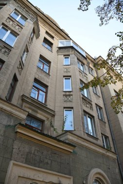 Stalin tarzında eski Sovyetler Birliği evlerinin mimarisi. Rusya 'da eski bir konut binasının dış cephesi