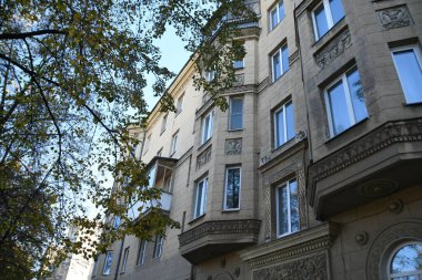 Stalin tarzında eski Sovyetler Birliği evlerinin mimarisi. Rusya 'da eski bir konut binasının dış cephesi