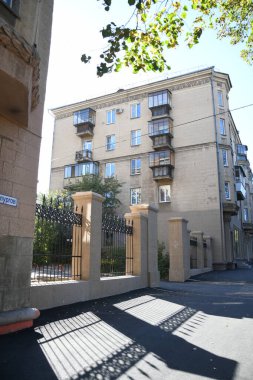 Stalin tarzında eski Sovyetler Birliği evlerinin mimarisi. Rusya 'da eski bir konut binasının dış cephesi