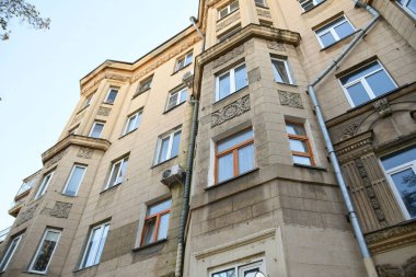 Stalin tarzında eski Sovyetler Birliği evlerinin mimarisi. Rusya 'da eski bir konut binasının dış cephesi
