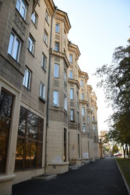 Stalin tarzında eski Sovyetler Birliği evlerinin mimarisi. Rusya 'da eski bir konut binasının dış cephesi