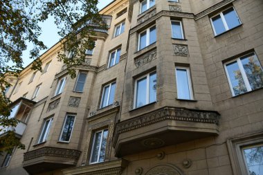 Stalin tarzında eski Sovyetler Birliği evlerinin mimarisi. Rusya 'da eski bir konut binasının dış cephesi
