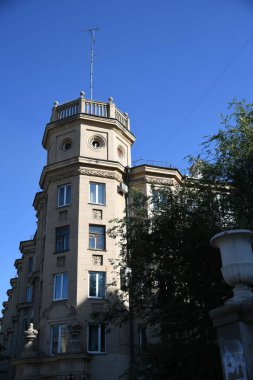 Stalin tarzında eski Sovyetler Birliği evlerinin mimarisi. Rusya 'da eski bir konut binasının dış cephesi