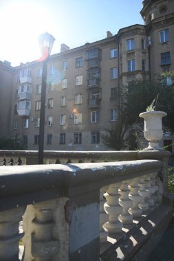 Stalin tarzında eski Sovyetler Birliği evlerinin mimarisi. Rusya 'da eski bir konut binasının dış cephesi