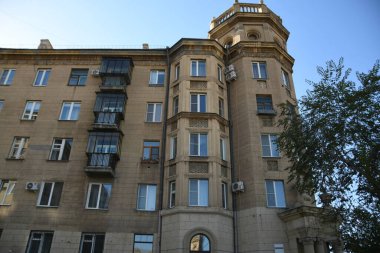Stalin tarzında eski Sovyetler Birliği evlerinin mimarisi. Rusya 'da eski bir konut binasının dış cephesi