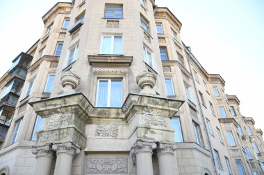 Stalin tarzında eski Sovyetler Birliği evlerinin mimarisi. Rusya 'da eski bir konut binasının dış cephesi